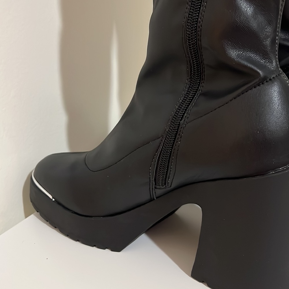 WILD PAIR
Killian Block-Heel Riding Boots, Size 10 - Picture 8 of 10